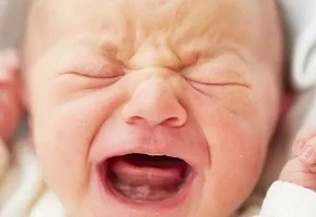 Коли прорізуються перші зуби у немовлят