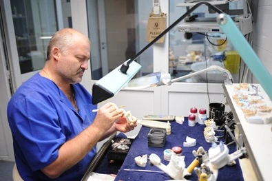 The work of a dental technician Работа зубного техника